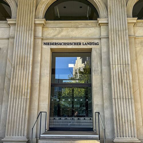 Exkursion in den Niedersächsischen Landtag 🏛️

Im Rahmen des Seminars Magazinproduktion bei Prof. Dr. Ulrike Brenning...